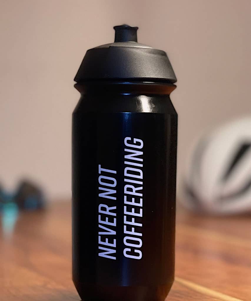 Eine schwarze Fahrrad-Trinkflasche mit dem Spruch 