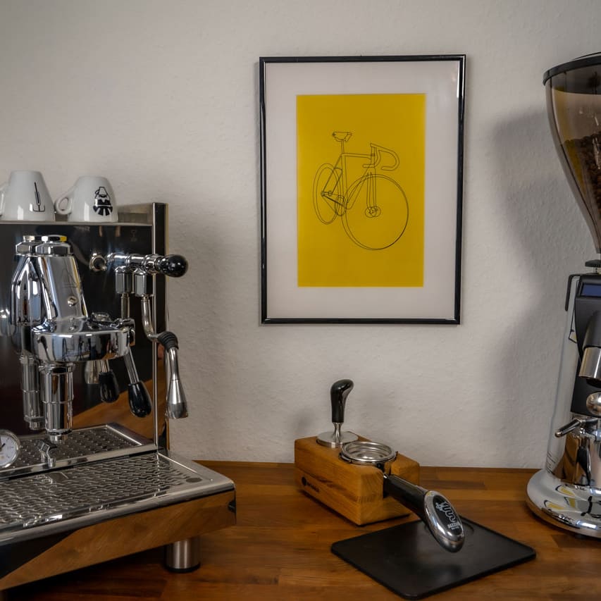 Das Poster "Rad Scribble" hängt im Bilderrahmen an der Wand zwischen einer Kaffeemaschine und einer Kaffeemühle