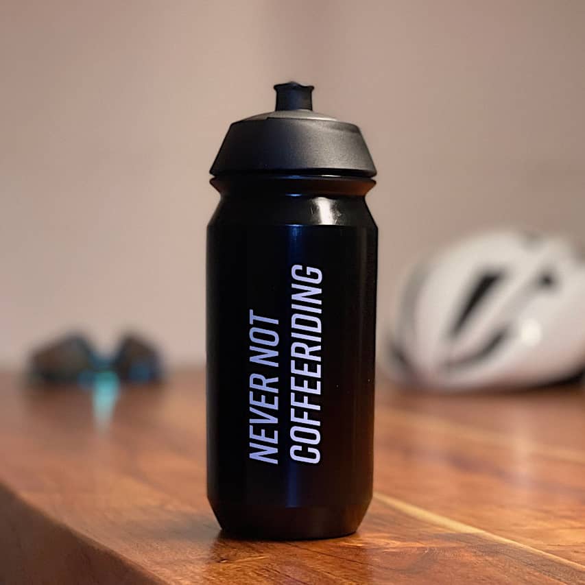 Eine schwarze Fahrrad-Trinkflasche mit dem Spruch 